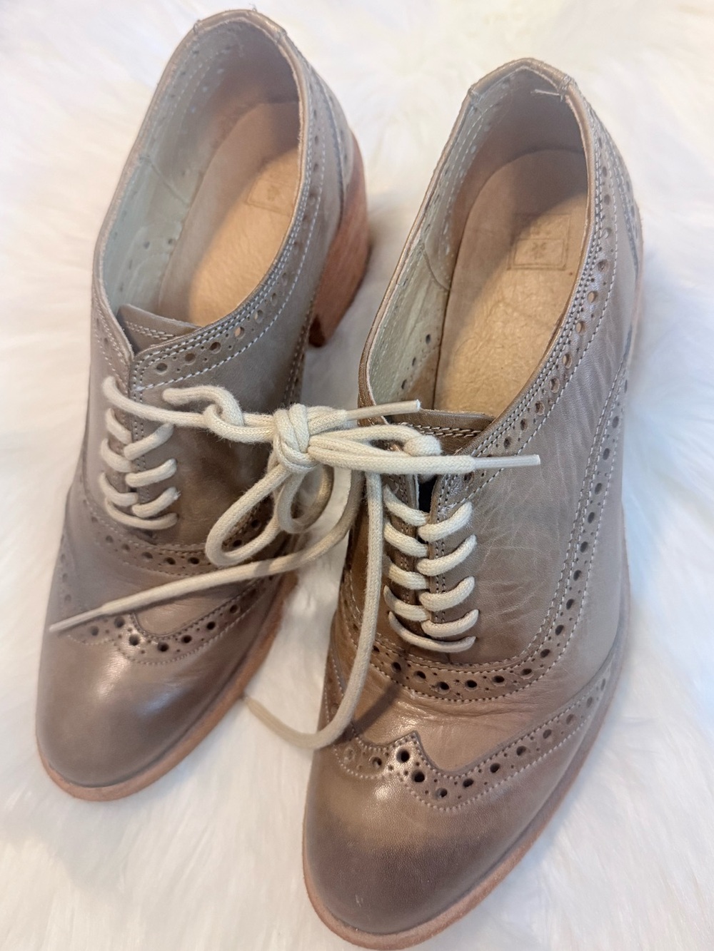Frye leather Oxford Maggie perf wingtip heels size 7